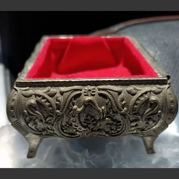 Vintage Metal Pressed Trinket Jewelry Box Colonial Style Red Velvet Lined - Picture 8 of 11